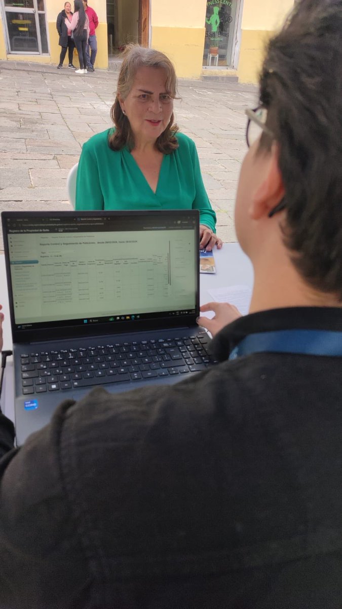 🤝 📠 #CerquitaDeTi | Hoy participamos  en la feria Rutas de la Ciudad, en la Plaza de San Blas.

Acercamos nuestros servicios registrales a la ciudadanía, brindando información y orientación directa.

Por la ciudad más linda del mundo 💙❤️💙
#QuitoRenace #ServicioALaCiudadanía