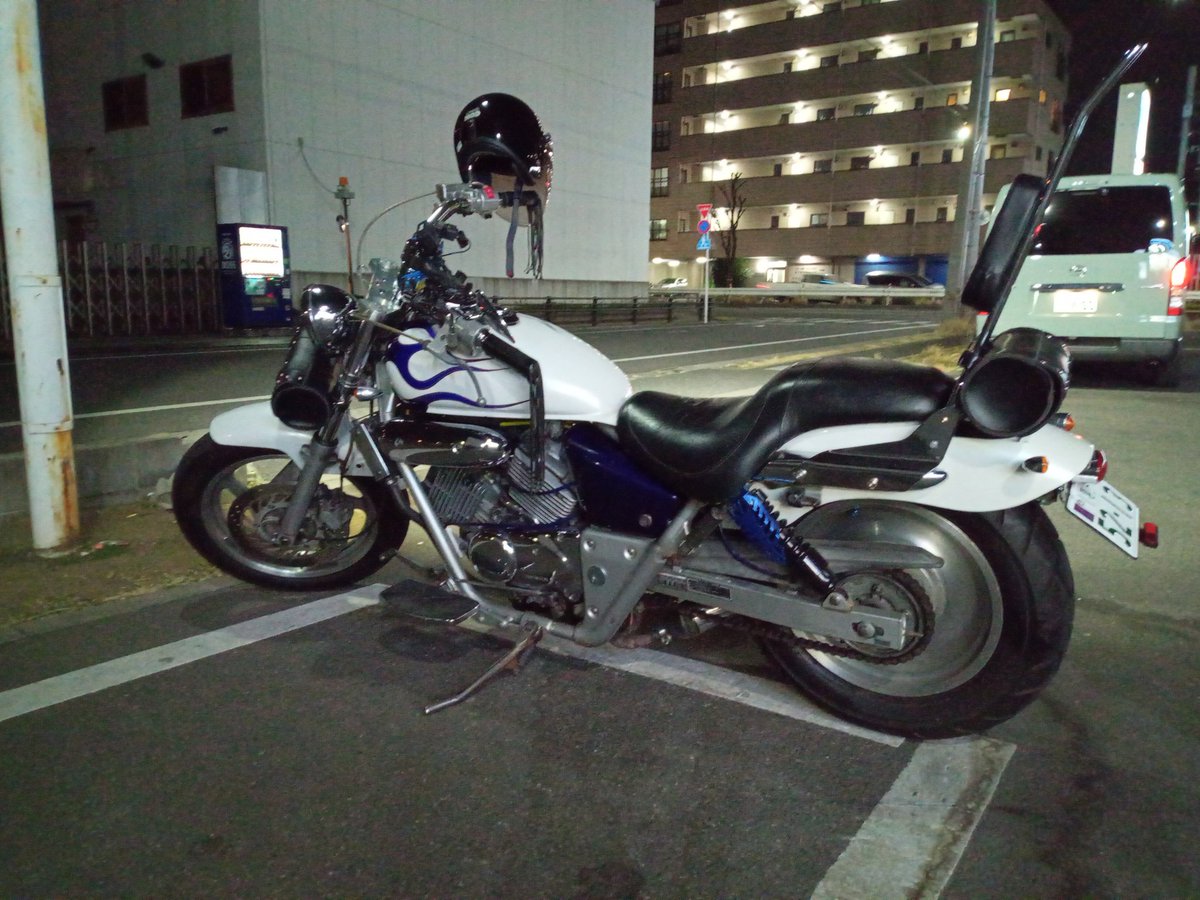 y34ad's tweet photo. #2月を写真4枚で振り返る
2月はマグナで走り回れましたなぁ
2月最後はサスペンション交換！
前の黒いショートサスの方が乗りやすかったので同じ長さでメッキの物に交換するかも😅 https://t.co/pZbVLDE5o5