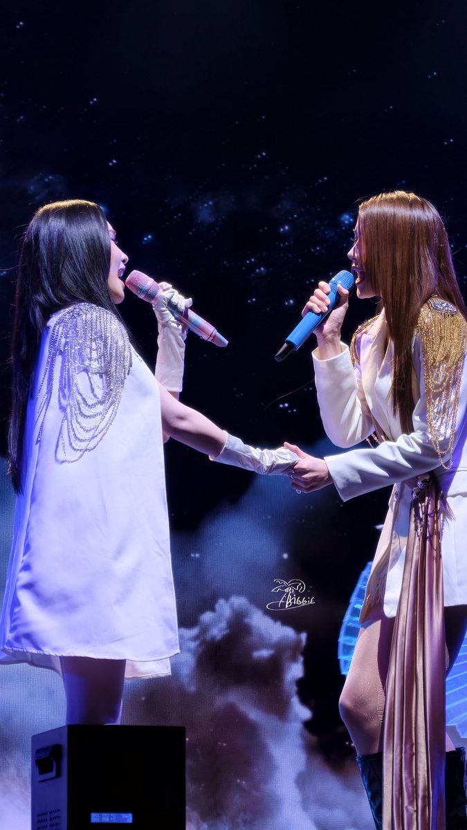 biggiieeee's tweet photo. 🤴🏻👸🏻

GLITTER FROM STARS
#Cosmos1stConcert
#อันดาลูกแก้ว
#andaanunta
#lookkaewkamollak https://t.co/IgzEFsVShT