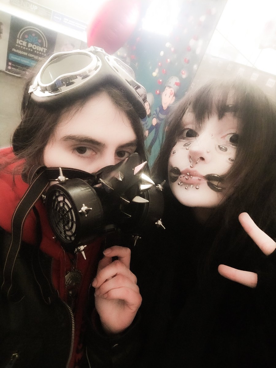 Some pics from ice skating. Those aren't the friends I went out with, those are just girls who wanted to take a pic with me since I'm kinda well known very locally but I'm really happy I have friends too. And they're vegan as well.