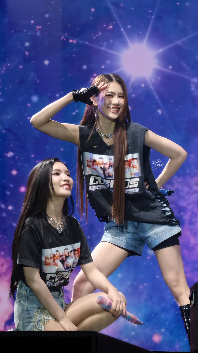 biggiieeee's tweet photo. 👀😏

GLITTER FROM STARS
#Cosmos1stConcert
#อันดาลูกแก้ว
#andaanunta
#lookkaewkamollak https://t.co/ffCEjnaBkb