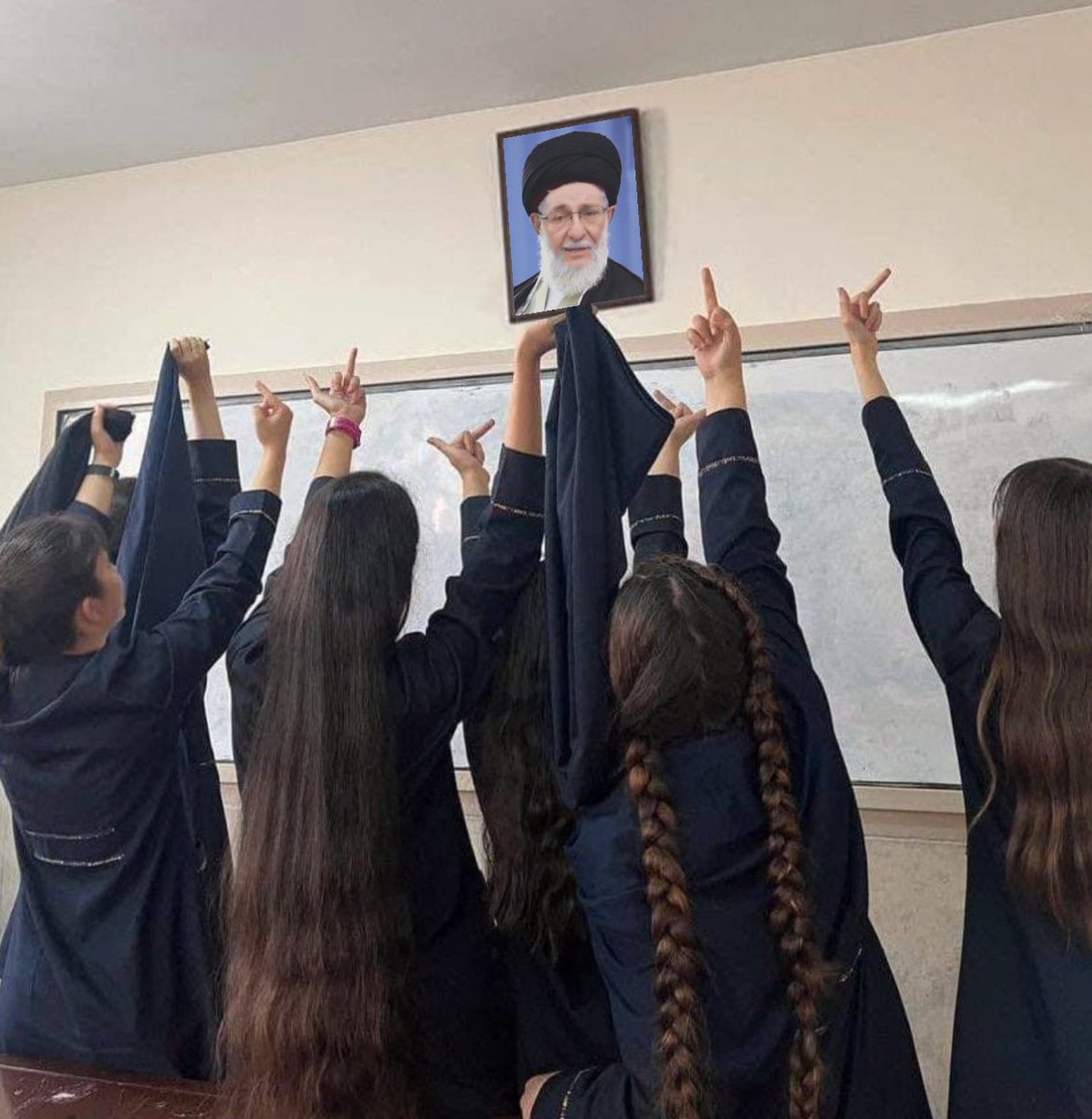 Αυτές τον έριξαν.  
Οι Ισραηλινοί απλά σκότωσαν το πτώμα του.   
#FreeIran‌ #Iran #Khamenei #Ιράν