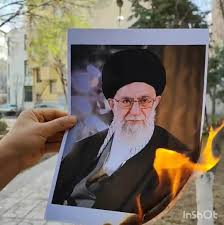 majidhakki's tweet image. Syvä kuilu ja #verinen #meri – miksi #Iranin kansat odottavat ulkoista iskua?

Useimmissa maissa vieraan valtion sotilaallinen isku omaa kotimaata vastaan yhdistää kansan. Se koetaan tragediana, joka ylittää poliittiset jakolinjat. Iranissa tilanne on monimutkaisempi. Helmikuun