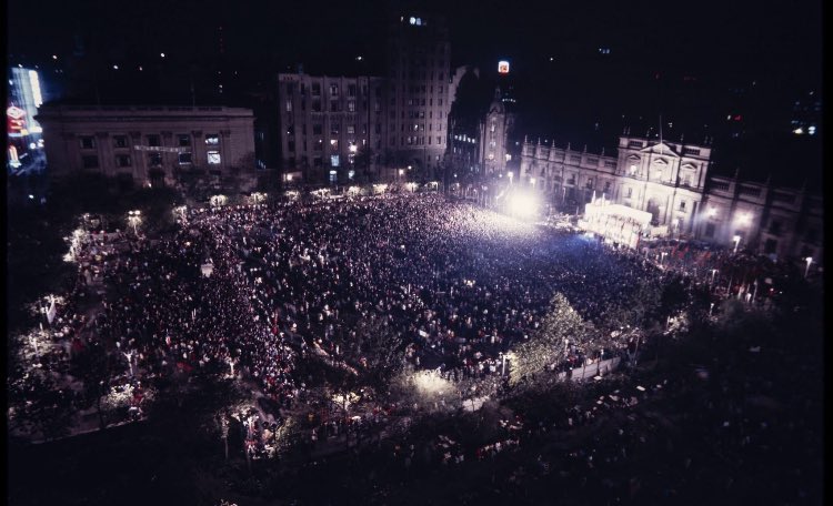 Concentración multitudinaria en la Plaza de la Constitución en respaldo al Presidente Salvador Allende ( Marzo 1971 ) Créditos “Fotos Unidad Popular” 👌