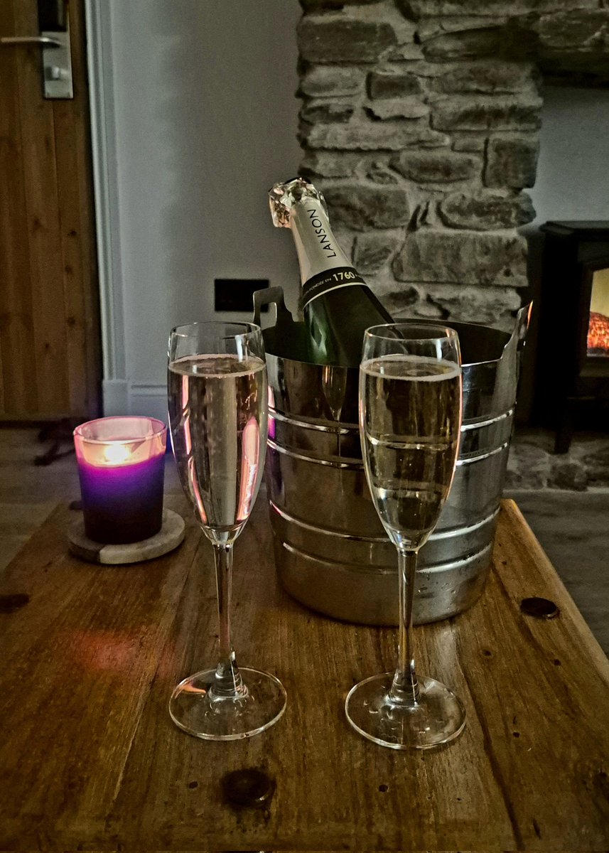 WildSoul_70's tweet photo. Lovely day of nice walks! ๐ ๐
Overnight stay on the bonnie bonnie banks...
#LochLomond #OakTreeInn #ChampagneSaturday ๐พ๐ฅ ๐ซ https://t.co/qKYFigsBOE