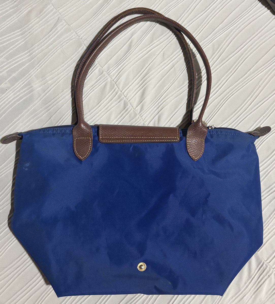 J_hx10's tweet photo. ส่งต่อ Longchamp le pliage royal blue s(m)long ผ้าเเข็ง สวย มีรอยครีมเลอะเช็ดออกได้ค่า หูจับฝาสวยเเข็งเเรงดี 

price : 1050 รวมส่ง
#ส่งต่อlongchampแท้ #longchampthailand #longchampมือสอง #ส่งต่อlongchamp https://t.co/X5tJvwXldA