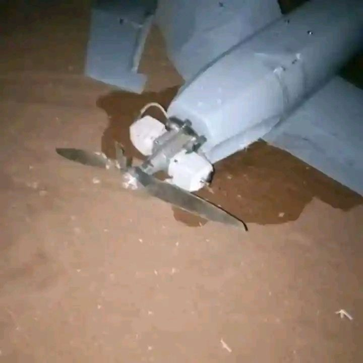SudanTribune_EN's tweet photo. At least nine people were killed and several others injured in drone strikes on El Obeid, the capital of Sudan's North Kordofan State. The attacks, attributed to the RSF, destroyed a major oil factory and consumer warehouses, marking a significant escalation in the region. #Sudan #ElObeid #NorthKordofan
https://t.co/OZRA9Pg4Bl