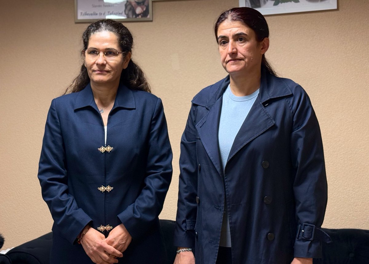 Ev efsaneyên berxwedanê ne ku îro jî li ser erdê têkoşîna xwe didomînin, û her weha têkoşînek dîplomatîk jî dimeşînin.
Her du jinên berxwedar îro li Parîsê bûn.
<a href="/ElhamAhmadSDC/">Elham Ahmad</a> <a href="/RohilatAfrin/">Rohilat Afrin</a>