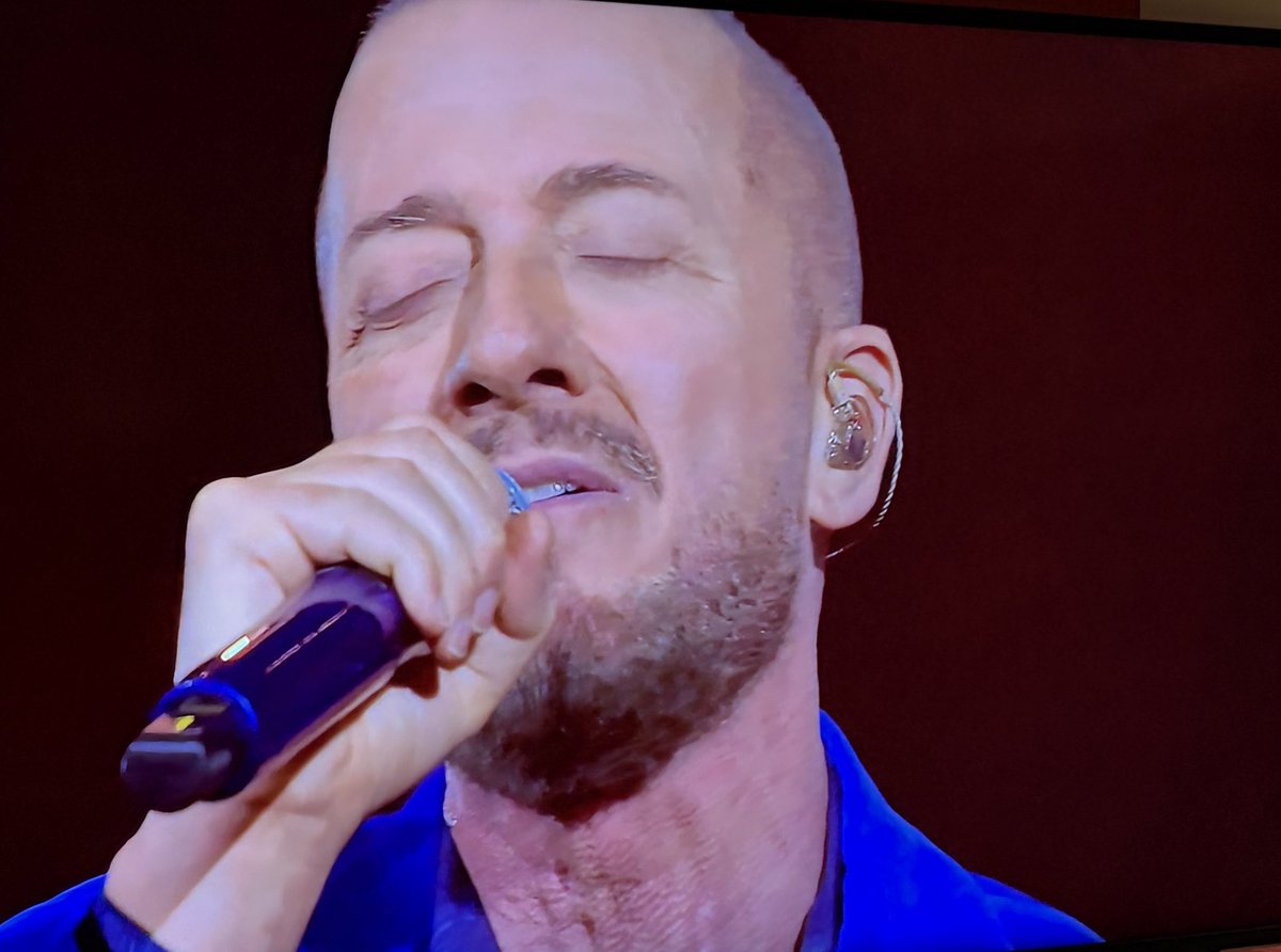 smilingPamPam's tweet photo. Le dichiarazioni d’amore di un marito innamorato🥰 
🎶🎵
E tu sei sempre la più bella
Il tempo ti sta una meraviglia
E ogni segno sulla pelle parla di te
Ora e per sempre amore mio
🎵🎶
#Sanremo2026 #Raf https://t.co/T0A5gCQsNq