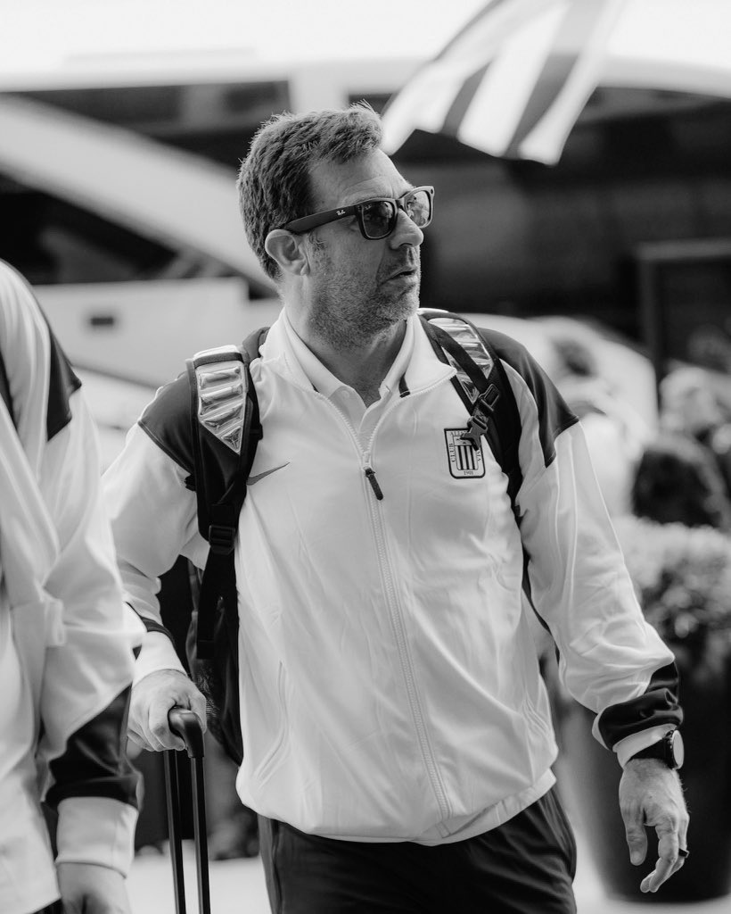 Debe largarse este señor.