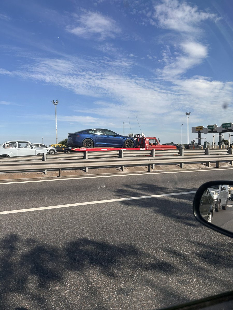 Un Tesla avistado esta tarde en la Autopista 

Ya se siente la baja de impuestos a los autos, muchas gracias Javo
