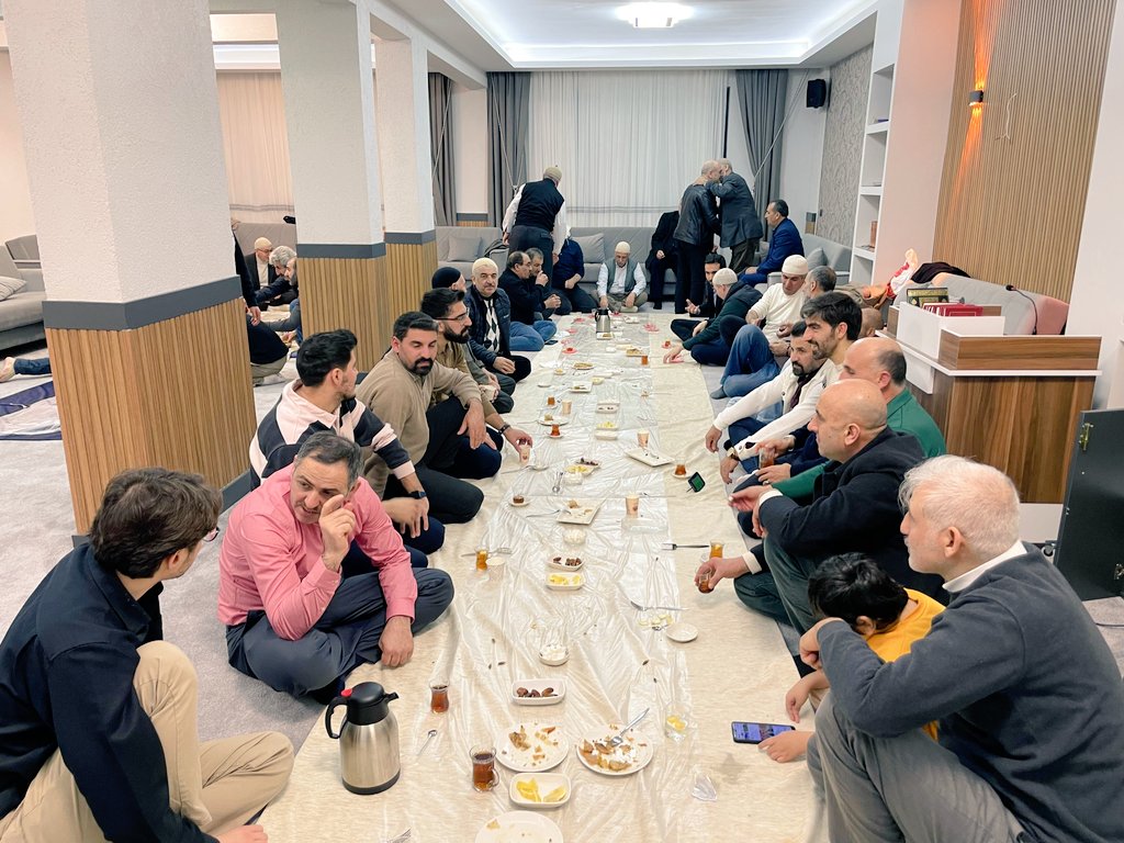 Kardeşlik hukukunun en güzel örneğini yaşadığımız bir iftar akşamıydı. Risale-i Nur talebeleriyle aynı sofrada buluşarak, Üstad'ın izinde ilim, iman ve uhuvvet dersi aldık.

Misafirperverlikleri ve muhabbetleri için Nur cemaatinden Ömer ağabeye ve tüm kardeşlerimize teşekkür