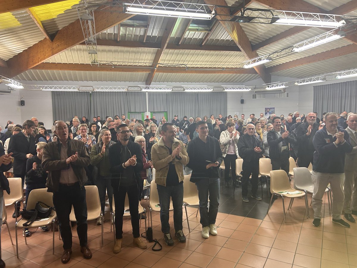 Merci pour cette première réunion publique et cet accueil chaleureux !  Une salle comble et un public debout! 
Nous sommes heureux de vous présenter une liste #RassemblementNational , <a href="/partiudr/">UDR</a>  et <a href="/RPR_off/">RPR</a> à Bédarrides .