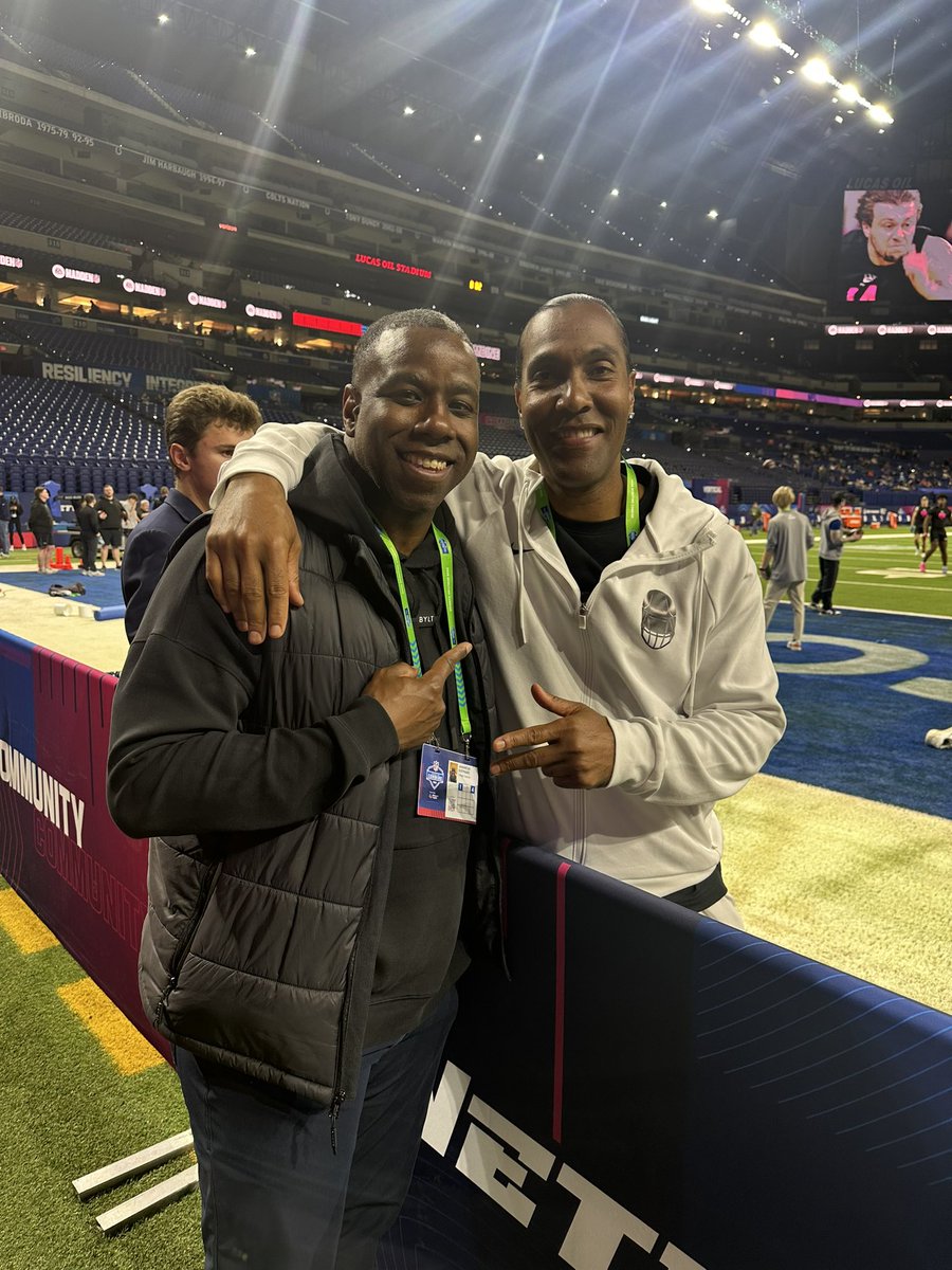 Legendary link 💯

<a href="/CoachShephard/">Coach Shephard</a> 🤝 @Housh84 
—
#TheDamStandard