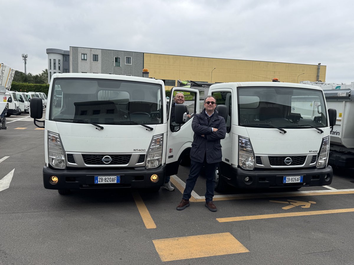 Miliziano_M's tweet photo. 🚛Oggi aggiungiamo altri due mezzi alla flotta. Non è solo un incremento numerico: è un upgrade operativo, di resilienza e di qualità del servizio.

In meno di tre anni siamo passati da una fase di consolidamento a una fase di espansione strutturata. 

L’autoparco (2025) e il Centro Comunale di Raccolta (2024) lavorano come hub operativo integrato. 

Il parco macchine cresce in modo coerente con gli obiettivi di efficienza, svuotamento dai costosi noleggi, presidio territoriale e continuità del servizio.

📉La flotta si arricchisce di 4 motocarri (due finanziati a fondo perduto) - due compattatori - un veicolo per ritiro ingombranti a domicilio (finanziato a fondo perduto) . 

📌L’autoparco e il centro comunale di raccolta (finanziato a fondo perduto al 90 %) rappresentano un unica unità operativa integrata pienamente funzionale. 

🚛Abbiamo patrimonializzato l’azienda investendo in beni strumentali.

📌Abbiamo creato una struttura operativa coerente con la nostra visione di crescita. 
Samo ambiente srl