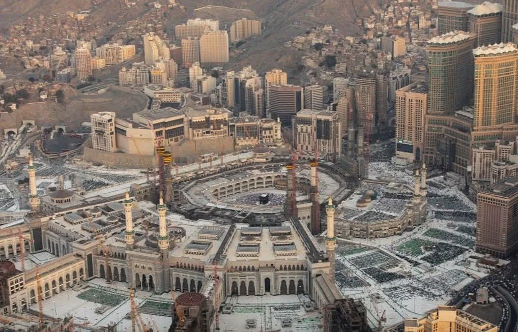 اثنين مليار مسلم، مستعدين نفدي قبلة المسلمين بأرواحنا وكل ما نملك .

استهداف الفُرس - إيران - للمملكة، رغم أن المملكة ليس فيها قواعد امريكية، هو استهداف لكلِّ مسلم .

إلى ولي العهد محمد بن سلمان: 

اضرب بعصاك طهران ، فالكل بايعك