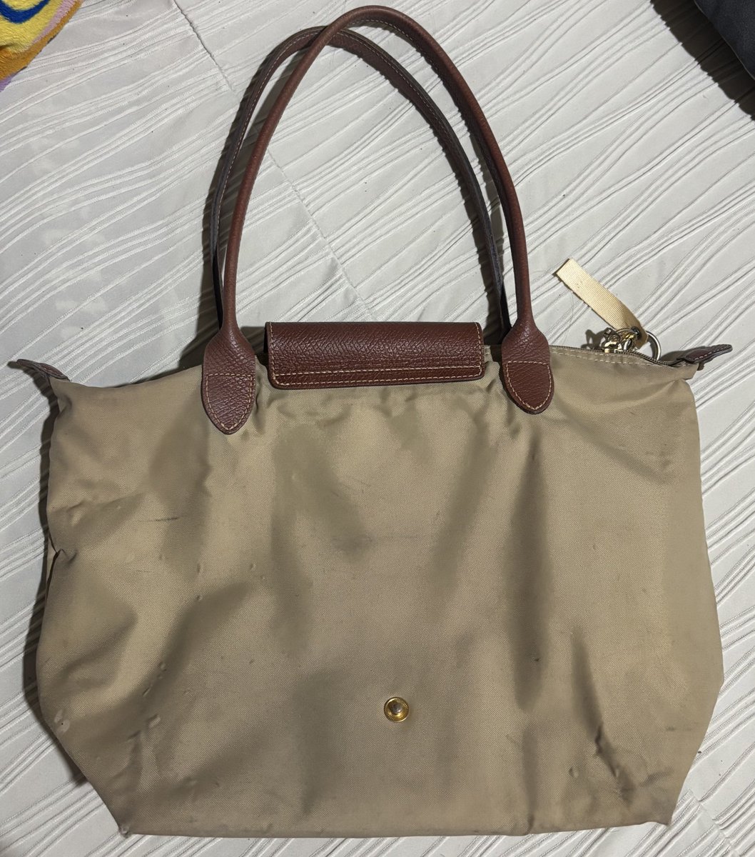 J_hx10's tweet photo. ส่งต่อ Longchamp สีเบจ s(m)long ผ้ายังแข็งอยู่นิดหน่อย มุมขอบถลอก ผ้าพองเล็กน้อย 
หูจับยังแข็ง เอาไปใช้ขำ ๆ ได้ค่า ♥️
price : 700 รวมส่ง
#ส่งต่อlongchampแท้ #longchampthailand #longchampมือสอง #ส่งต่อlongchamp https://t.co/zBOTqYrBAQ