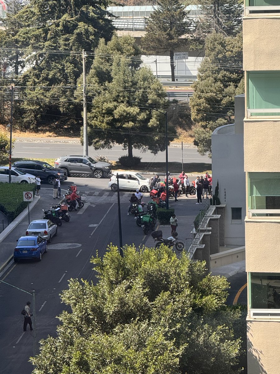 Así operan estas pandillas de “repartidores”: extorsionan a los ciudadanos exigiéndoles dinero y, ahora, incluso bloquean los accesos a los condominios. La gente no puede entrar ni salir de sus propias casas. <a href="/SSC_CDMX/">SSC CDMX</a> <a href="/UCS_GCDMX/">Unidad de Contacto del Secretario SSC CDMX</a> Avenida Santa Fe, Cuajimalpa de Morelos.