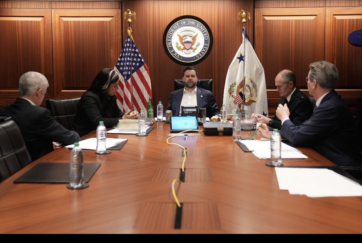 ÚLTIMA HORA – FOTOS HISTÓRICAS ACABAN DE SALIR  
El presidente Trump lidera desde Mar-a-Lago junto al secretario de Estado Marco Rubio en pleno corazón de la Operación Furia Épica contra el régimen terrorista de Irán.  

Mientras tanto, el vicepresidente JD Vance, la directora de