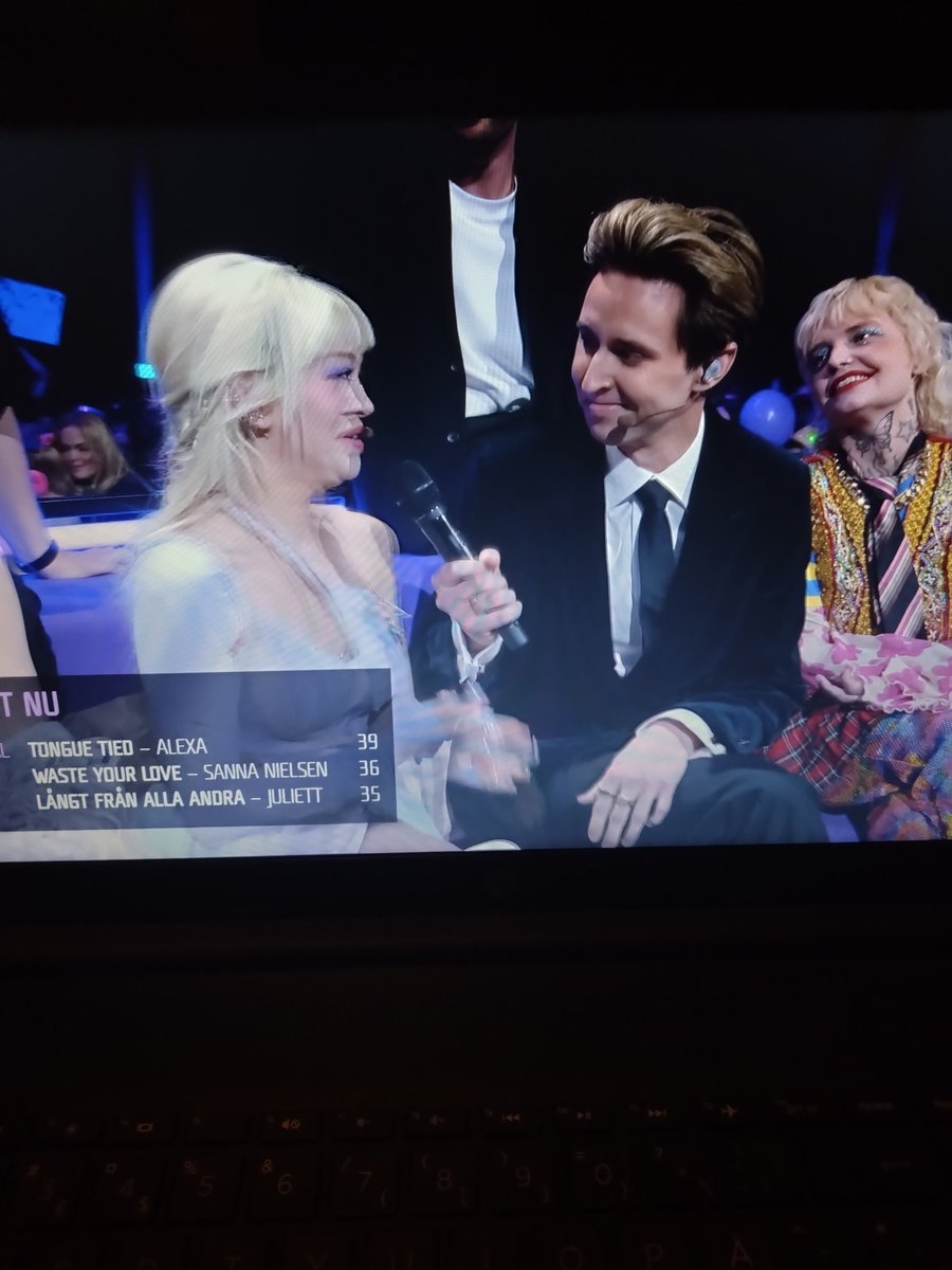SwedishKetchy's tweet photo. Don't have time for screenshots, loving the love for Alexa! https://t.co/leWErZaaQT