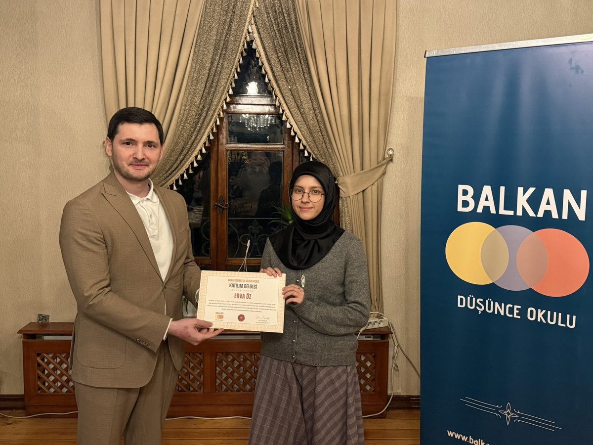 BalkanDusunce's tweet photo. T.C. İçişleri Bakanlığı Sivil Toplumla İlişkiler Genel Müdürlüğü destekli projemizi düzenlediğimiz sertifika töreniyle tamamladık. 

10 ders, 6 seminer, Balkan Kültür Günü, Büyükelçilik ziyaretleri ve kitapla taçlanan süreçte emeği geçen herkese teşekkür ederiz. https://t.co/P5uOSbkFlI