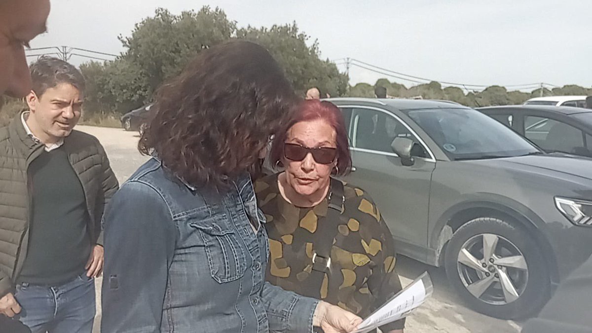 IUSierraOested1's tweet photo. Ayer día 27 de Febrero #Ayuso visitó varios municipios de la zona. Nuestra compañera concejala de Pelayos de Izquierda Unida/Podemos, #OlgaMartín entregó la carta que adjuntamos OPONIÉNDONOS A LA INSTALACIÓN DE UNA DEPURADORA A LA PUERTA DE NUESTRAS CASAS, en #PelayosDeLaPresa https://t.co/DajwxbDQ7k