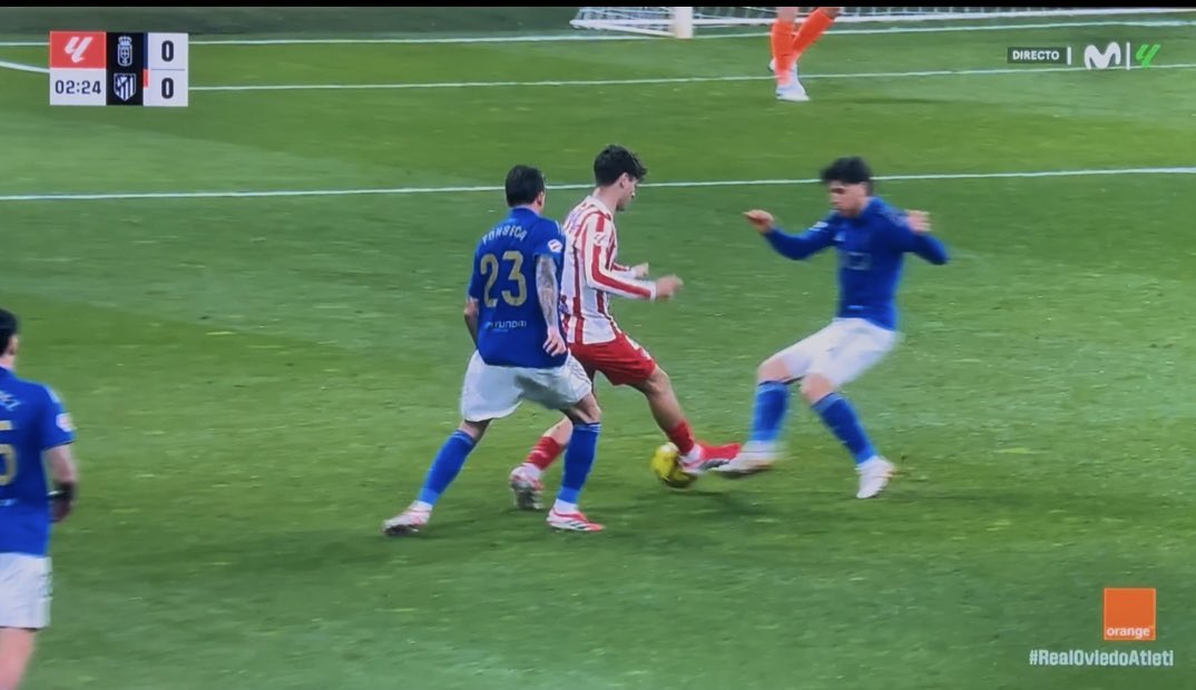 🟥 | 2’ Tocar balón no limpia un pisotón de Mendoza en el tobillo de Reina.

Zona vulnerable. Riesgo claro.
👊 Eso es juego brusco grave.

VAR en silencio.
<a href="/Atleti/">Atlético de Madrid</a> debía estar con 🔟.

⚽ <a href="/RealOviedo/">Real Oviedo</a> 🆚 <a href="/Atleti/">Atlético de Madrid</a>
#OviedoAtleti | #ArbitrajeRFEF