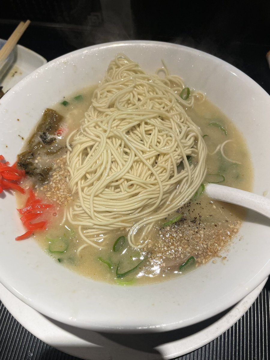 DankichiMen's tweet photo. 26-32
博多長浜ラーメンたつや
ベタバリカタニンニク辛子高菜
脂の風味が際立つスープが美味すぎ😍グビグビしそうになるのを懸命に堪える
パキポキの麺を一心不乱にすする→なくなる→替え玉の繰り返し
この日はナマと普通。茹で時間によって全く表情を変えてくるのが面白いところ
ガチで完成された1杯 https://t.co/sBpSguKOc7