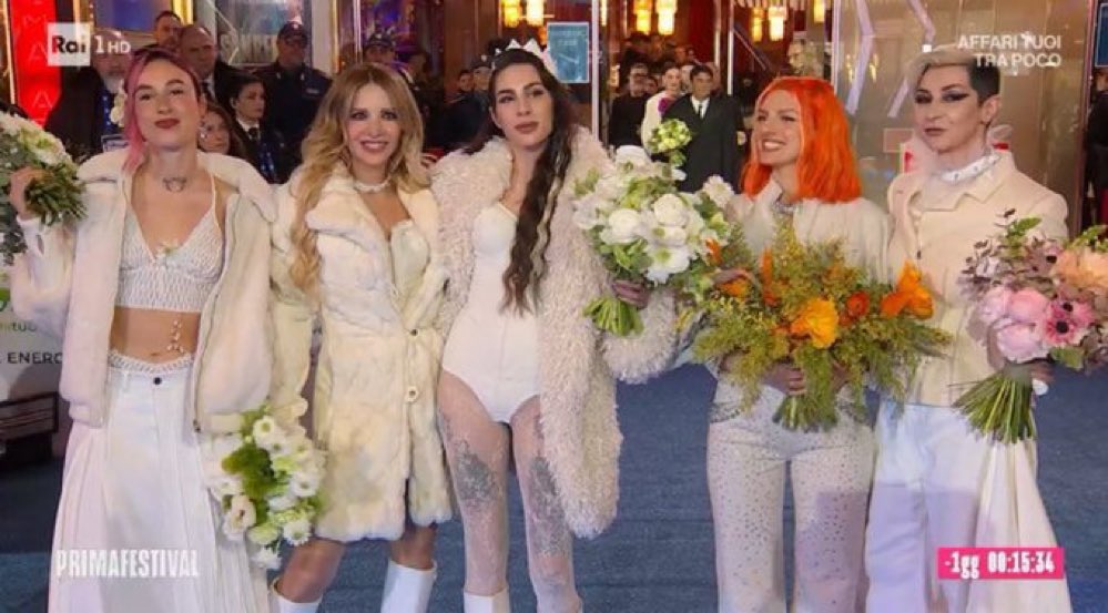 spokemayo's tweet photo. le winx dopo aver lasciato da parte gli specialisti ed essersi date alla fessa https://t.co/4g5prjHrfl
