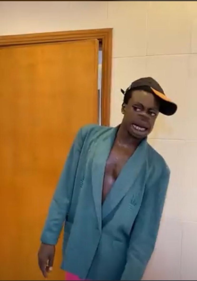 Make men Dey wear leg chain🤦🏽‍♂️
Where are your parents?