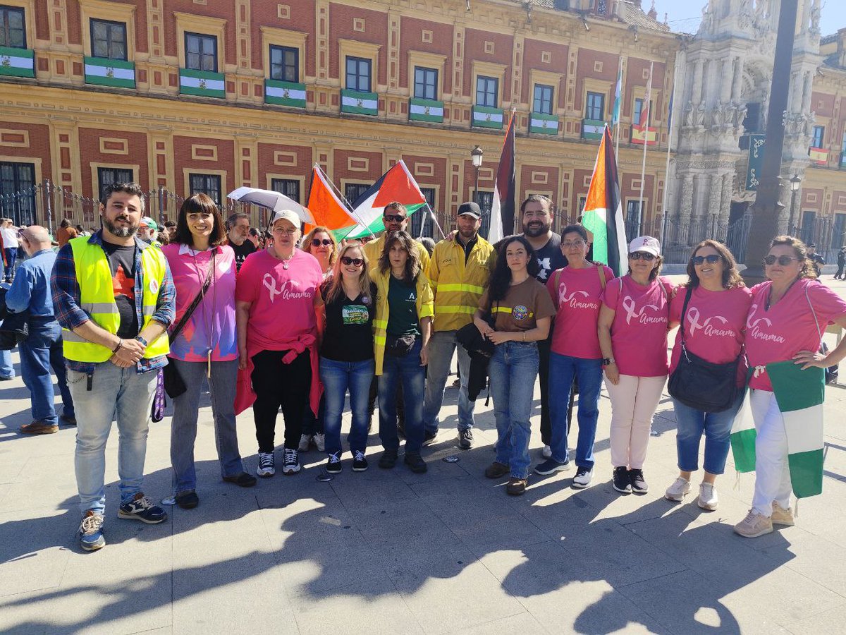 Hoy al final de la manifestación del #28F en Sevilla, junto a las compañeras de AMAMA <a href="/AmamaSevilla/">Amama Sevilla</a> y l@s bomberos forestales. ¡Qué orgullo! Aquí no se rinde nadie. ¡Viva #Andalucía Libre!
