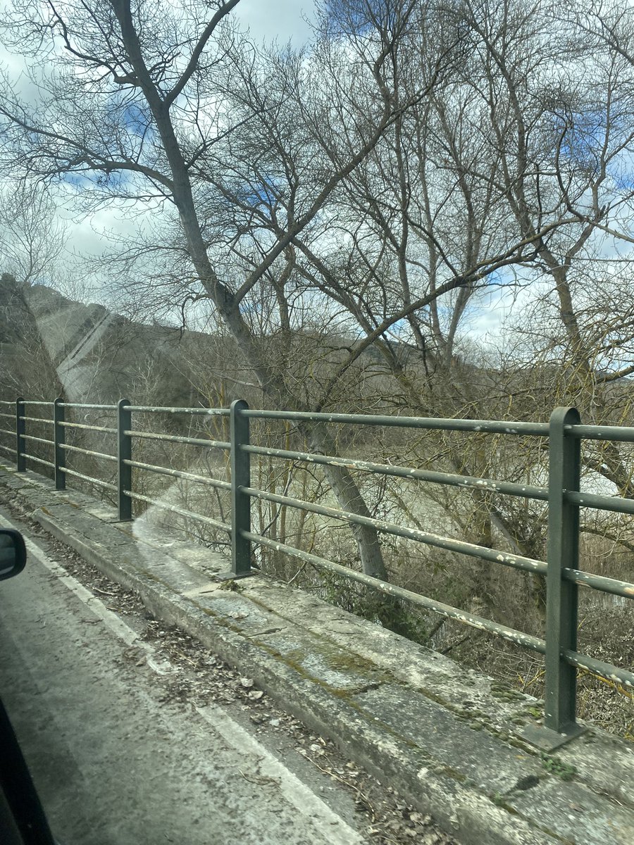 Papá, se me han amontonado los recuerdos, y las lágrimas que he dejado al pasar por este puente, ese que tanto mirabas , no se veían las zapatas, el trago que lleva…!! 
un año ya que te fuiste, como corre el tiempo! Tanto como el Duero que te vió crecer