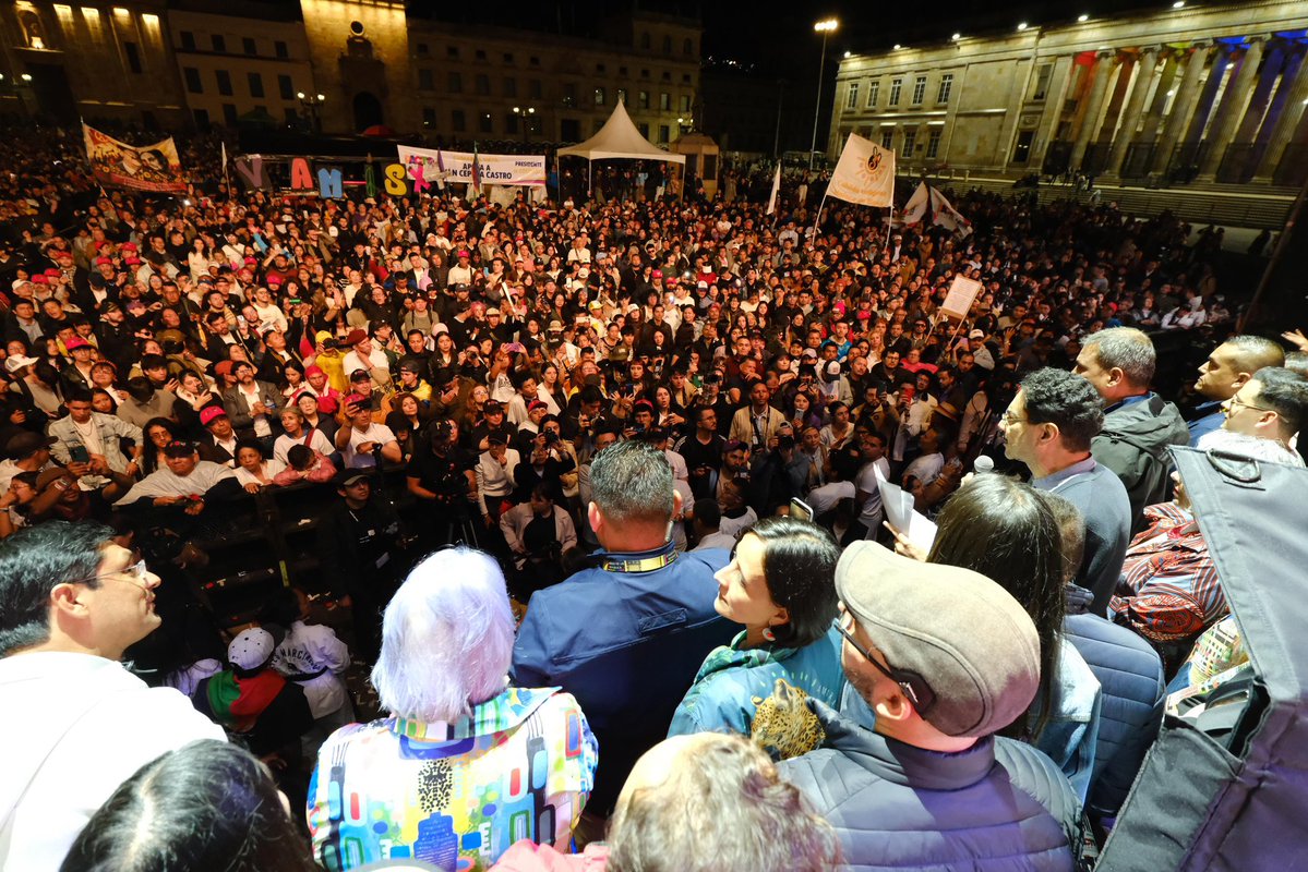 Mi discurso de ayer en la Plaza de Bolívar en Bogotá: 

VAMOS A TRIUNFAR 

youtu.be/5AhczJOLqBo