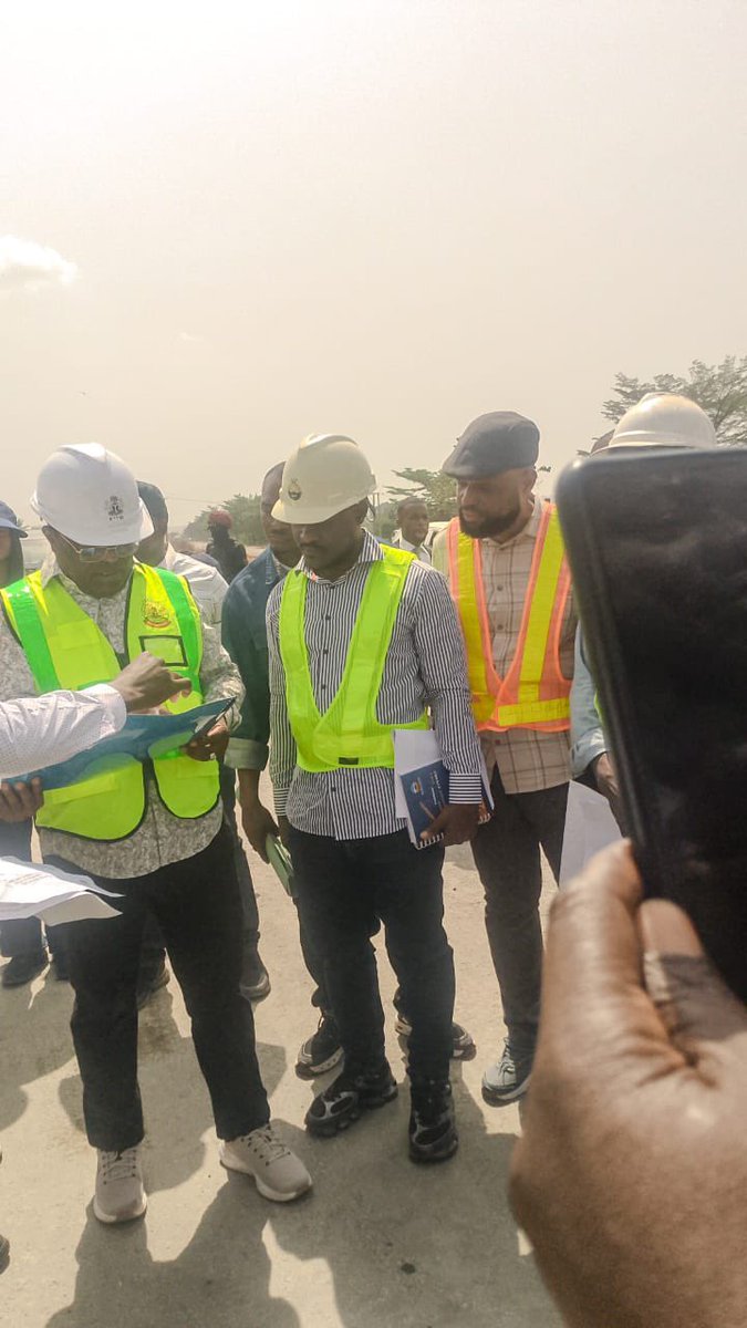 The Honourable Minister of Works, Senator Engineer David Nweze Umahi, CON, accompanied by the Senior Special Assistant to the President on Community Development (South-East) Barr. Chioma Nweze  was in Enugu and Aba today to inspect ongoing federal road projects, including