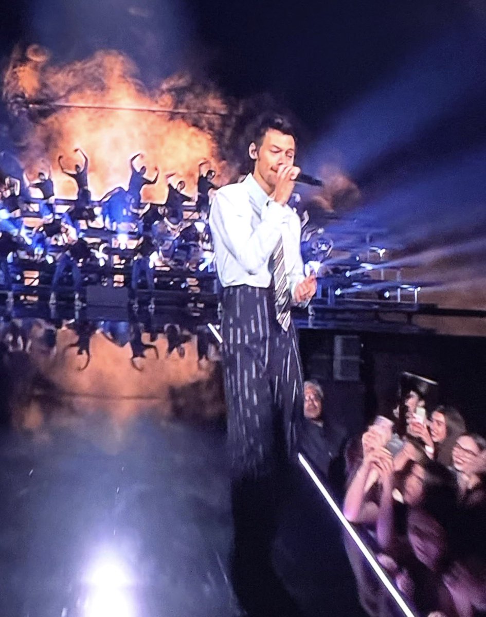 That was absolutely AMAZING!
Loved that whole production!!! So Bowie-esque. 
Cant bloody wait for tour!!!!!!!!!!!!!!!!!