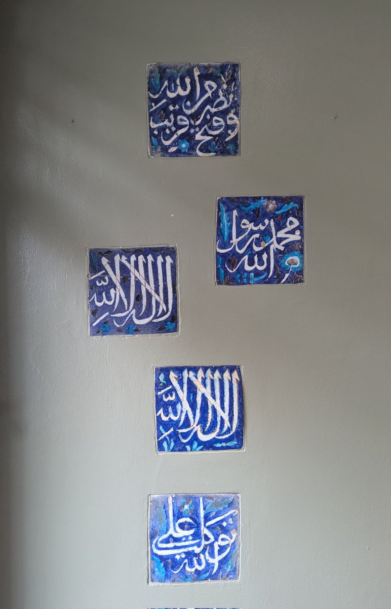 نصر من الله و فتح قریب...

پ.ن:به فال نیک گرفتم دیدن این دیوار داخل یه پاساژ رندوم تو یه محله‌ی کاملا غیر مهاجر نشین که یه دونه مغازه‌ی غیرمحلی داخلش نبود.