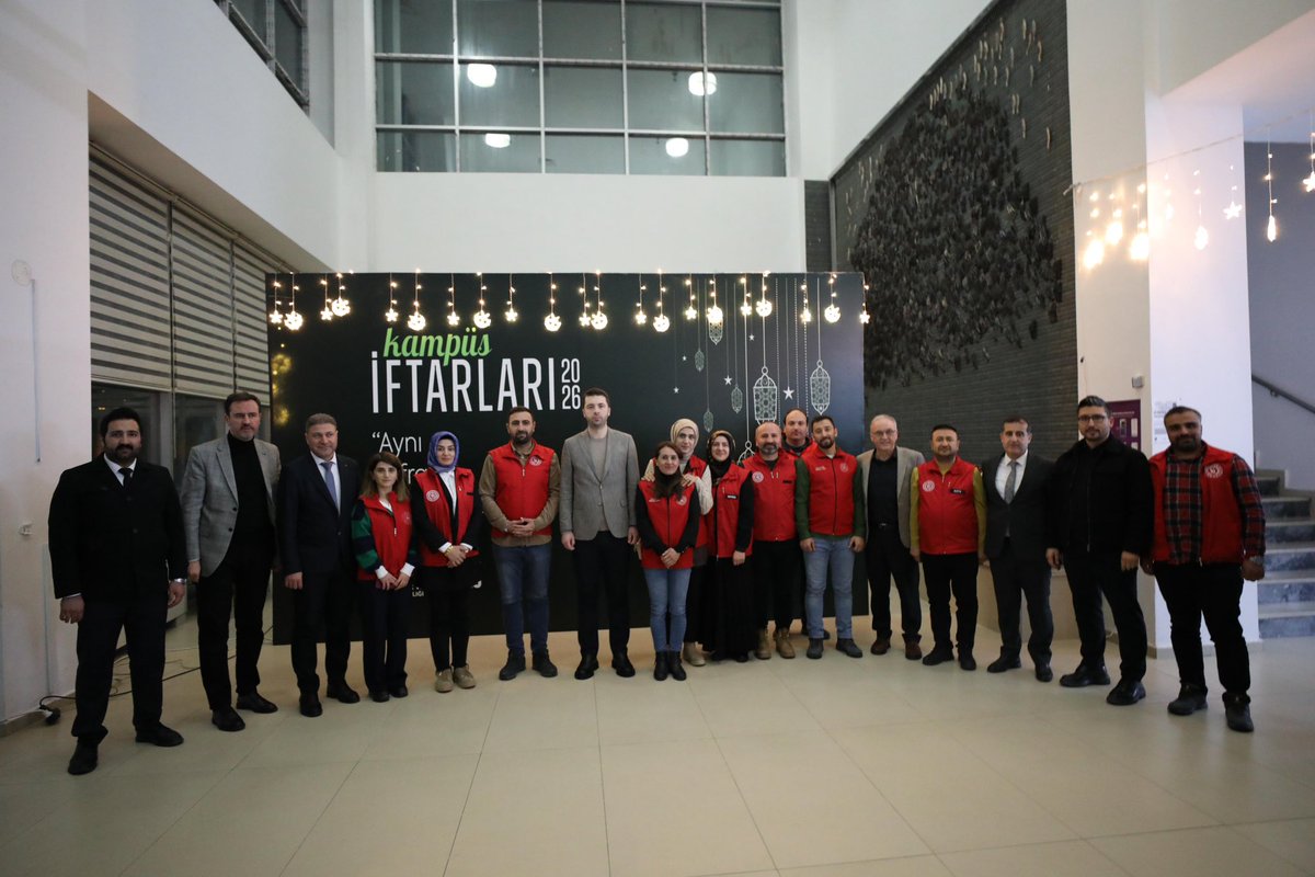 GSB_Van's tweet photo. Kampüs İftarları 2026 🌙✨

Ramazan’ın birlik, bereket ve paylaşma iklimini bugün de gençlerimizle birlikte yaşadık.

Gençlik Hizmetleri Genel Müdürümüz Enes Efendioğlu, Van Yüzüncü Yıl Üniversitesi’nde düzenlenen kampüs iftarında gençlerimizle aynı sofrayı paylaştı. https://t.co/eIOQiavAgY