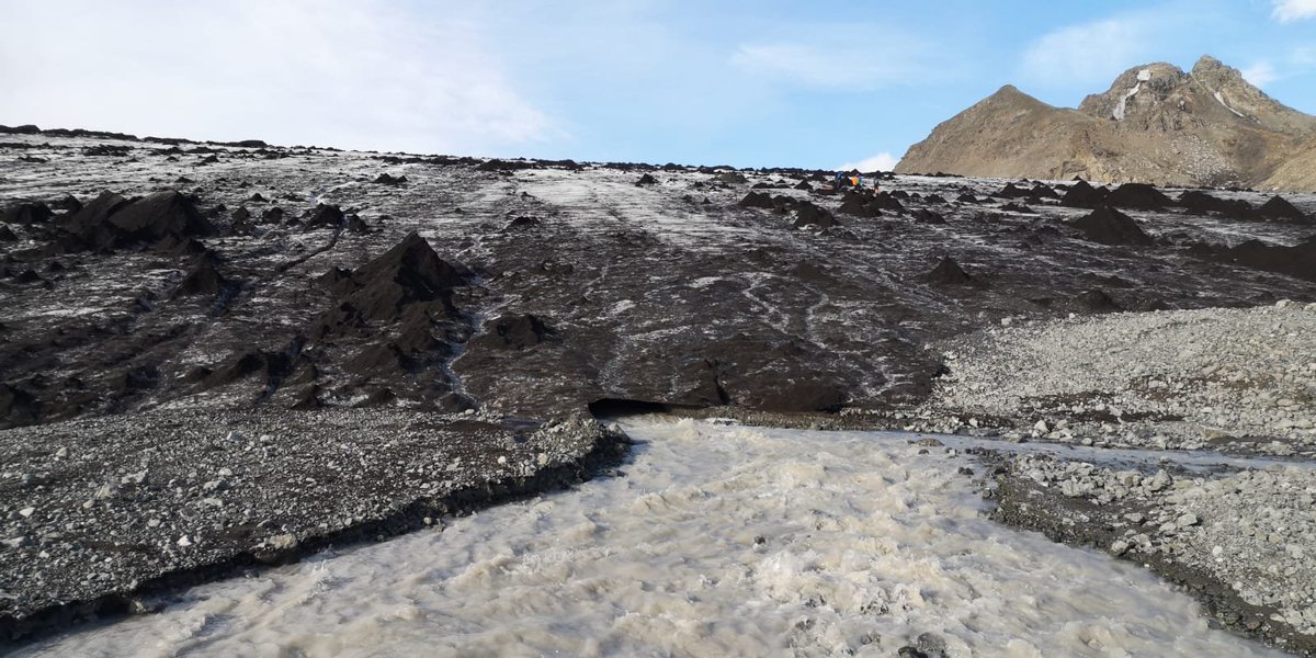 tinyprincess668's tweet photo. Como consecuencia, el caudal de los arroyos que parten de los glaciares ha aumentado considerablemente. En la foto, glaciar Hurd cerca de Sally Rocks (Isla Livingston) @utm_csic @Antartica_ET @AEMET_Esp https://t.co/j3UJ65Zve7