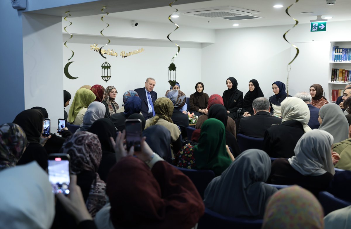 trthaber's tweet photo. Cumhurbaşkanı Erdoğan, Marmara Üniversitesi İlahiyat Fakültesi Vakfı Ayşe Eren Yükseköğrenim Kız Öğrenci Yurdu'nu ziyaret etti. https://t.co/gRnCWRBUvk