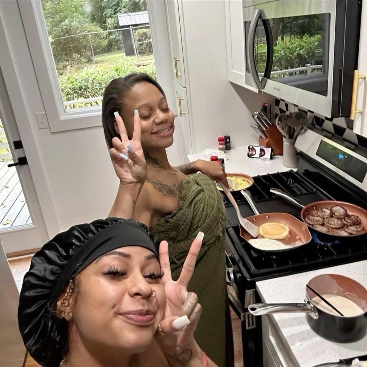 layxsnv's tweet photo. I’m down to come over &amp; be bored with you as long as we eat 😂🤞🏽 https://t.co/wswEHwqaLc