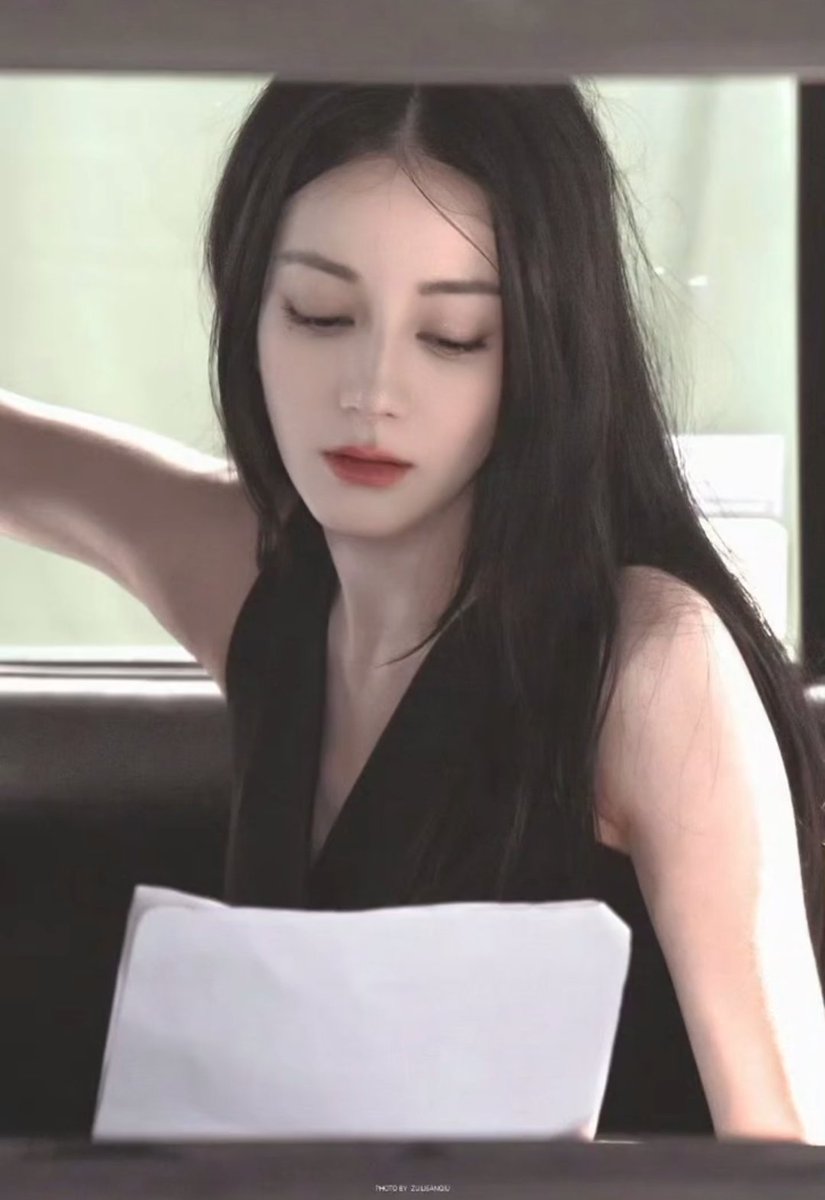 okay but why does she make reading look like a photoshoot? i didn’t know someone could look this stunning just by reading her script 😩

#Dilraba #DiorAW26