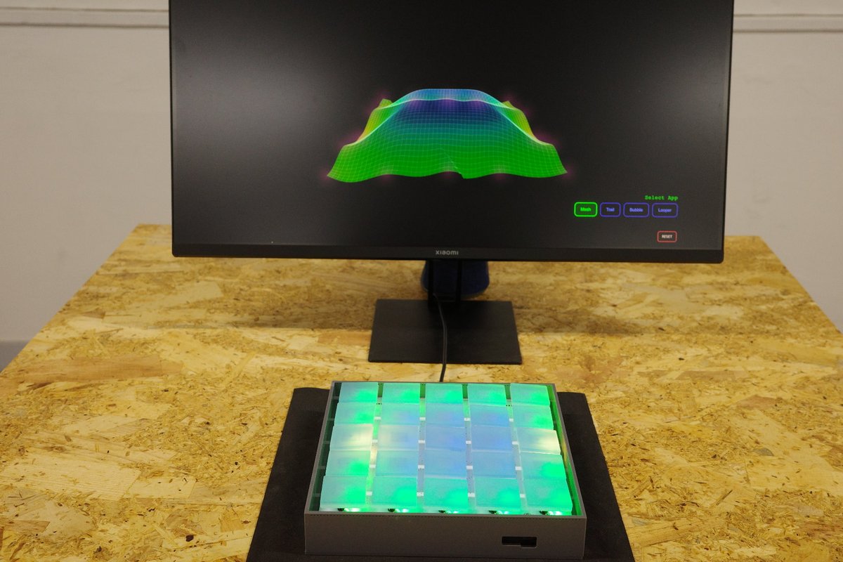 HOMEWORKSさん10周年展示にて、「水コントローラー」を展示します。

水を撫でるような、水を掴むような、いつもすぐそこにある水の性質を改めて感じることができます。

平面のタイルアレイで立体物を形作る「 Tilt Tile」も同時出展。新感覚の入力装置です。ぜひお試しください。

#HOMEWORKS2025