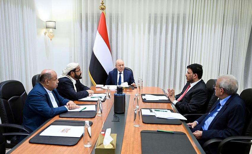 Yemen_PM's tweet photo. دعا #مجلس_القيادة_الرئاسي، الذي ناقش تداعيات الحرب الإقليمية على الأمن الوطني في اجتماعٍ له مساء السبت، المجتمع الدوليَّ إلى موقفٍ حازمٍ من اعتداءات النظام #الإيراني على سيادة الدول. وجدد الاجتماع، الذي شارك فيه رئيس الوزراء @Shaya_Zindani، دعمه لإصلاحات الحكومة، مؤكداً إدانته الشديدة للهجمات الإيرانية السافرة التي استهدفت🇸🇦 🇦🇪🇶🇦🇰🇼🇧🇭🇯🇴، كما أكد تضامن الجمهورية #اليمنية الكامل مع الدول الشقيقة ودعمها فيما تتخذه لحماية أمنها وسيادتها.
⬅️⁦https://t.co/Gz4VzlmCMI