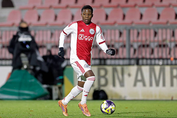 Ajaxscoutnation's tweet photo. Eerste groep bij Jong #Ajax:
Contracten tot 2026:
Bestaande uit:
#Kasanwirjo (CV, 2026 + optie 1 jaar),
#Butera (LB, 2026),
#Jetten (LB/winger, 2026),
#ElHani (GK, 2026 + optie 1 jaar).
Jetten & Butera spelen in de basis, El Hani en Kasanwirjo zijn vooral wisselspelers. https://t.co/8INeK4051f