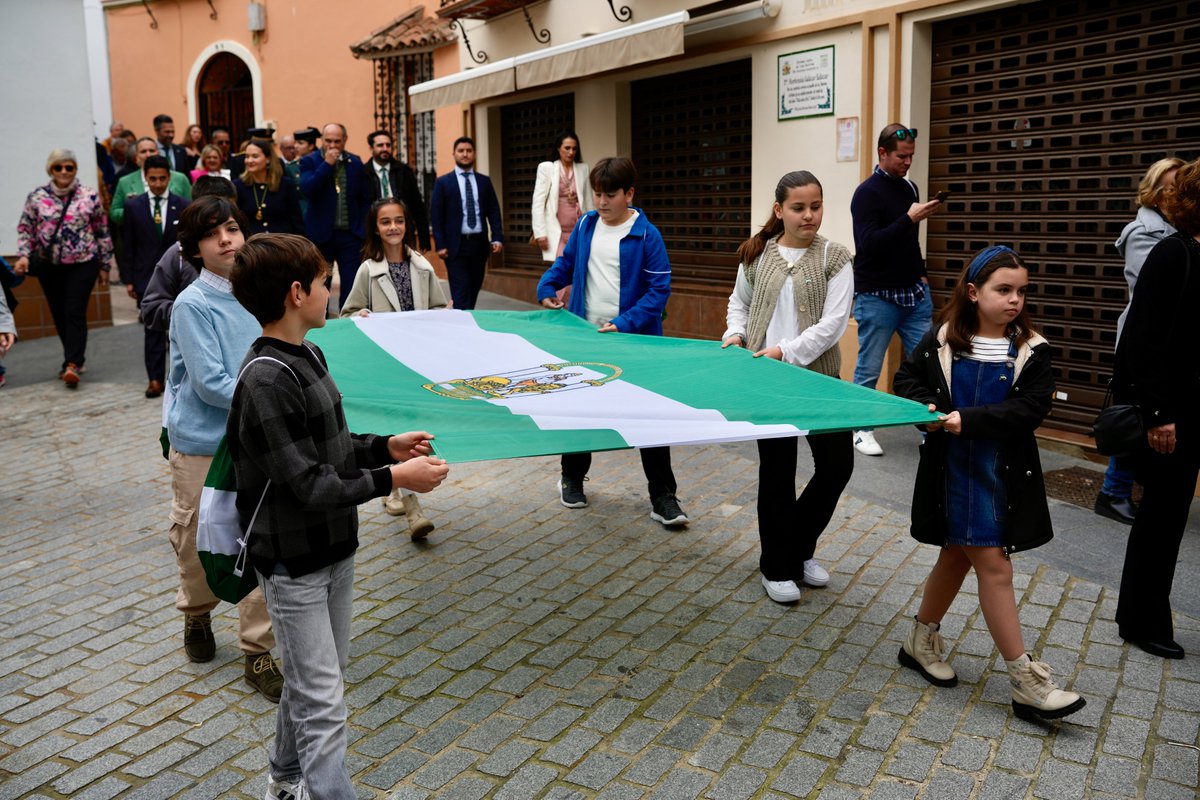 La bandera de Andalucía recorre el centro histórico de Los Barrios porteada por niños
noticiasdelavilla.net/la-bandera-de-…
