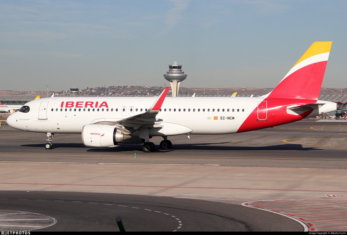 Separados por apenas 7 minutos, llegaban un Air Europa desde Madrid y un Iberia desde Riga.

En el Air Europa llegaba el Atlético de Madrid para jugar su partido de Liga contra el Real Oviedo.

Y en el Iberia llegaba la Selección Española de Baloncesto que el lunes jugará contra