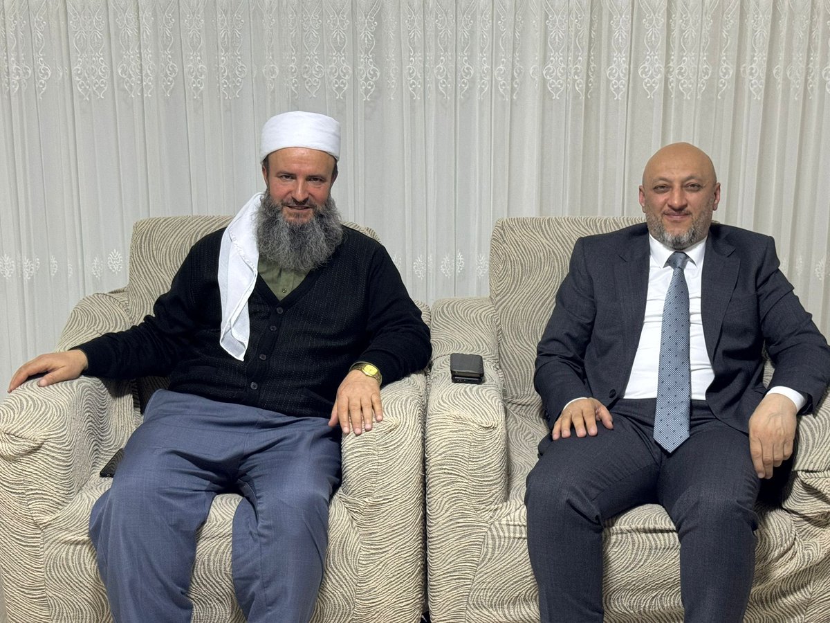 EnginGunceoglu's tweet photo. Ramazan-ı Şerif’in bereketini gönül dostlarıyla paylaşmaya devam ediyoruz. Bugün ilim ve irfan yolunun kıymetli temsilcilerinden Şeyh Nesih Geylani hocamızı ve değerli ailesini hanelerinde ziyaret ettik.

Kıymetli hocamızın dualarını aldık, hasbihal ettik. Misafirperverlikleri ve samimi sohbetleri için kendilerine teşekkür ediyorum. Cenab-ı Allah birliğimizi daim etsin.