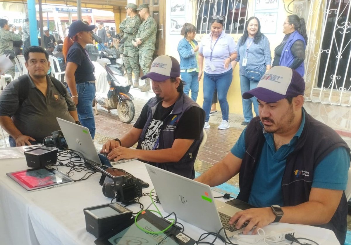 #Guayas📍#LaCédulaEnTuBarrio🪪
El <a href="/RegistroCivilec/">Registro Civil Ecuador 🇪🇨</a> llegó con sus #BrigadasMóviles a las calles Simbambe y Benavides en el cantón Durán, donde decenas de ciudadanos obtuvieron su documento de identidad de manera rápida y directa.
✅ Trámite ágil
✅ Atención cercana
#ElNuevoEcuador