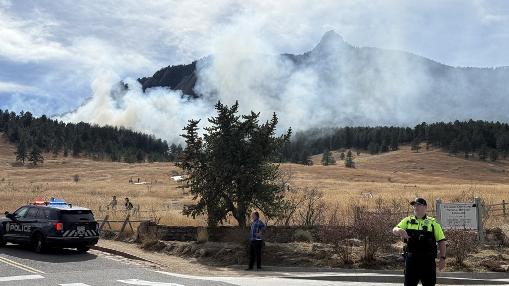 lincoln_roch's tweet image. Wildfire burning in the area of Chautauqua Park in Boulder. As of 1pm @boulder_fire estimates it at 1/2 acre. #boulder