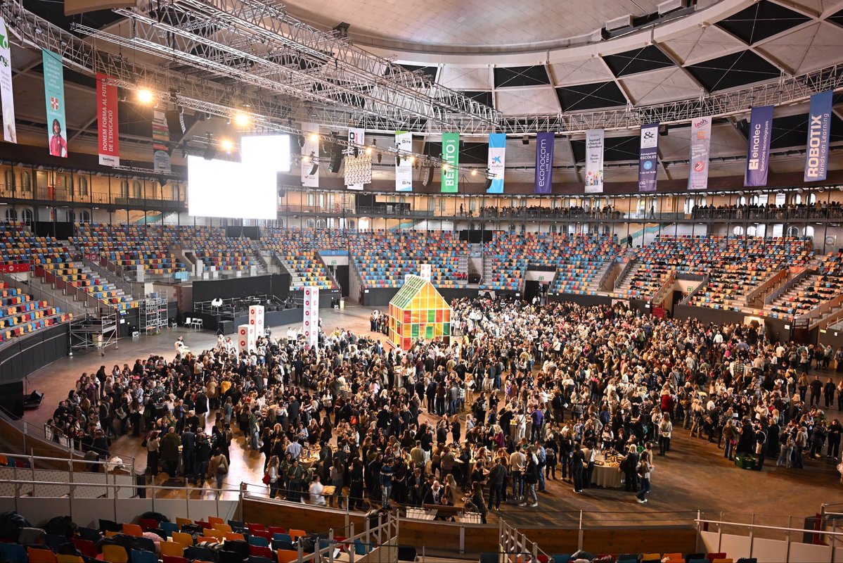 🏠 Volem continuar sent casa d’acollida!

👉🏼 Els #200Vedruna han servit per presentar el nou full de ruta per respondre als reptes d’avui.

🥰 Una festa d’homenatge a les germanes Vedruna i a la intuïció pedagògica de Joaquima.

📍 Gràcies a tothom qui ens heu acompanyat!